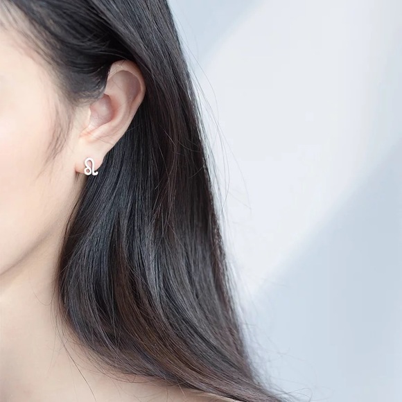 ♌️ Horoscope Stud Earrings - Picture 5 of 11